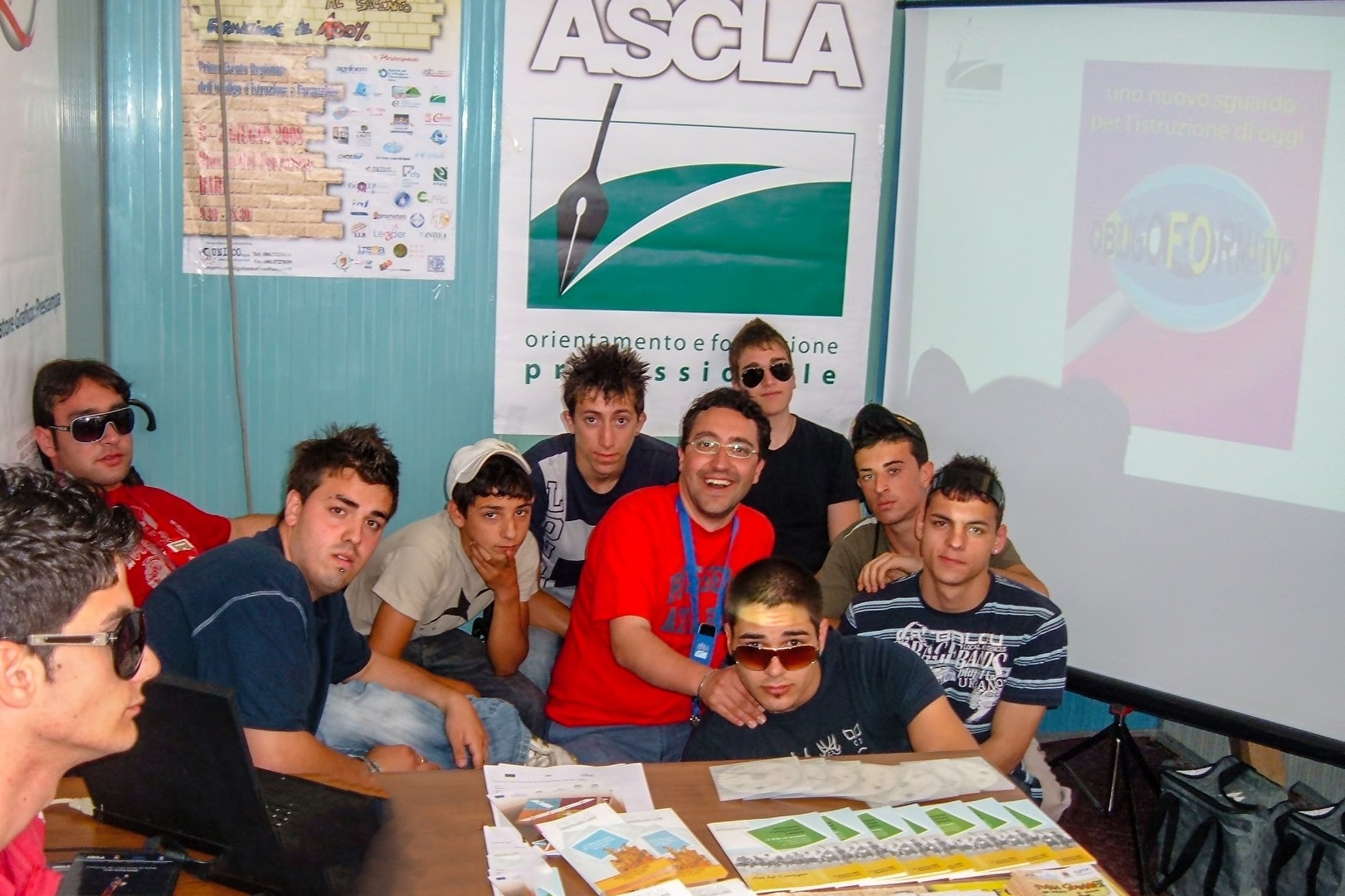 Foto di un gruppo di ragazzi alla fiera OF