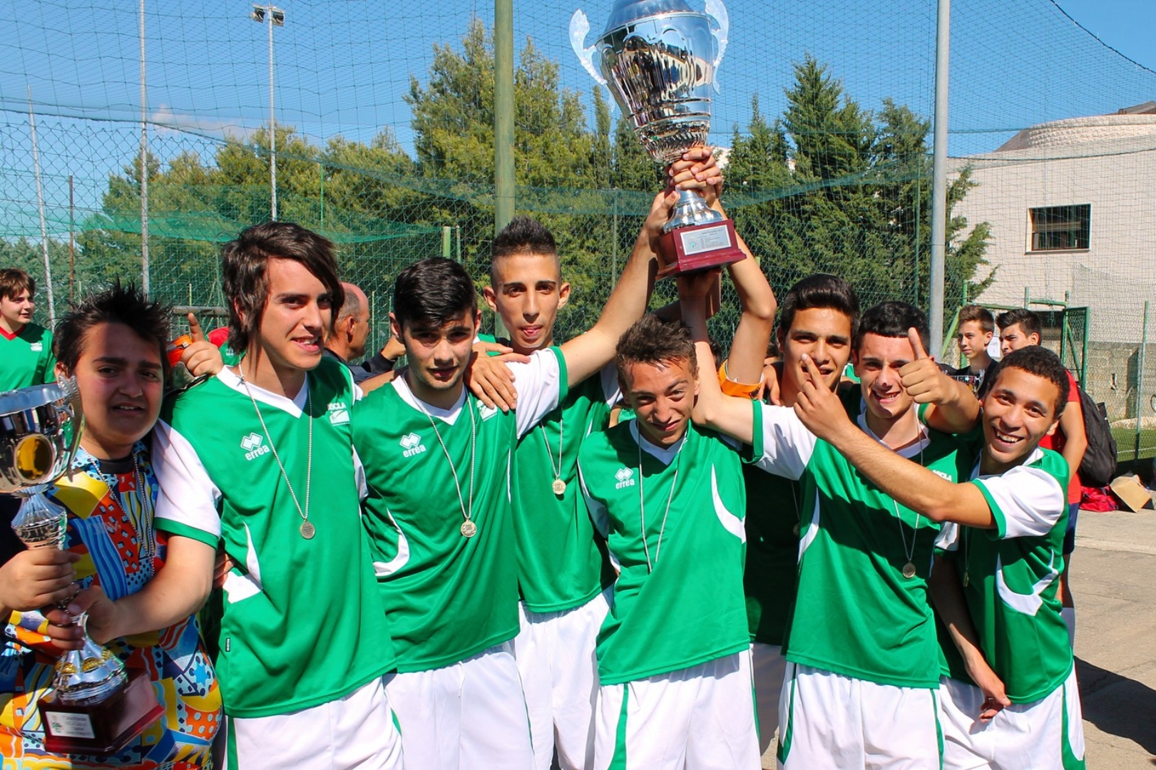 Foto di un gruppo di ragazzi che hanno vinto un torneo di calcio