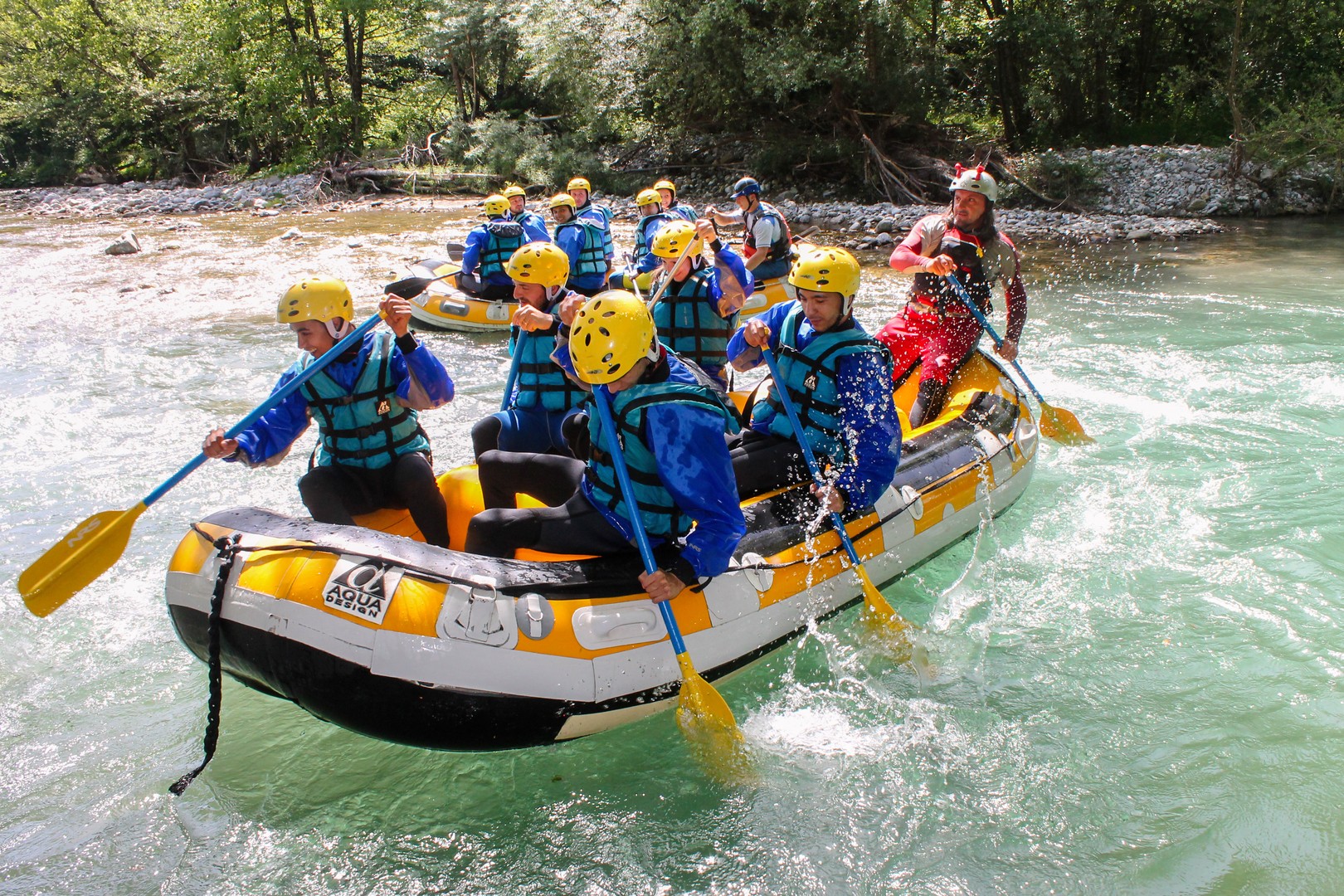 Foto di un gruppo di persone che fa rafting insieme a Giuseppe Negro