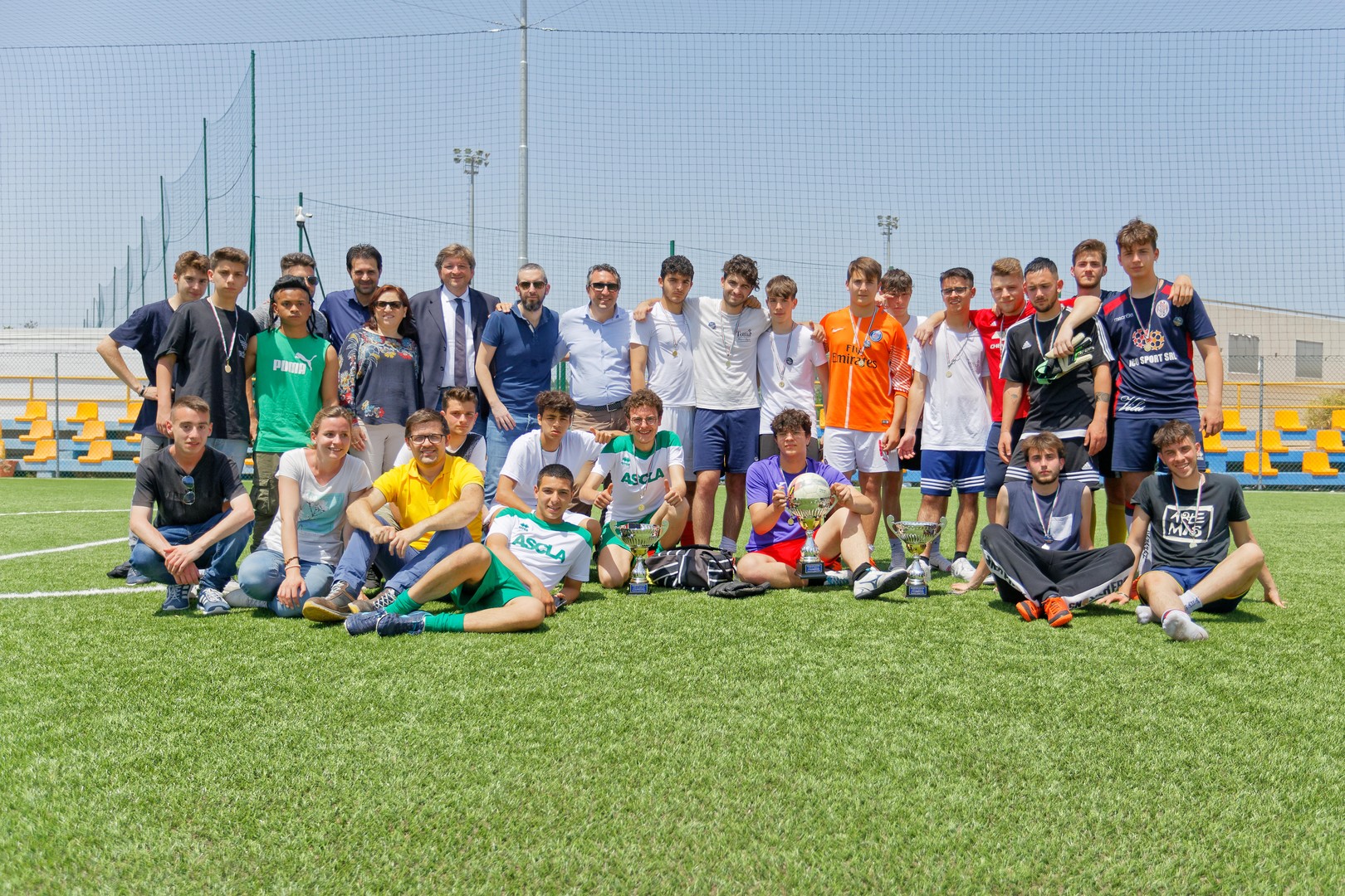 Foto di una squadra di calcio maschile insieme a Giuseppe Negro